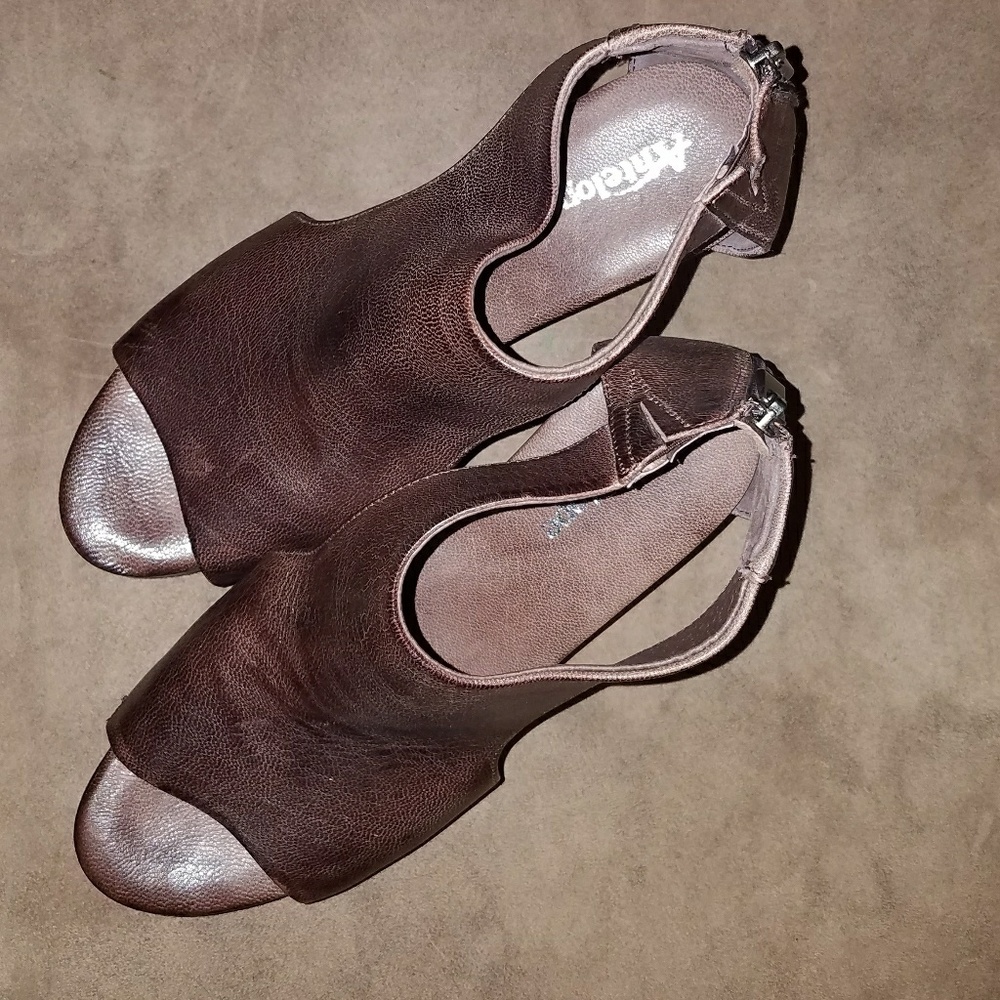 Antelope Wedge Shoe - size 9